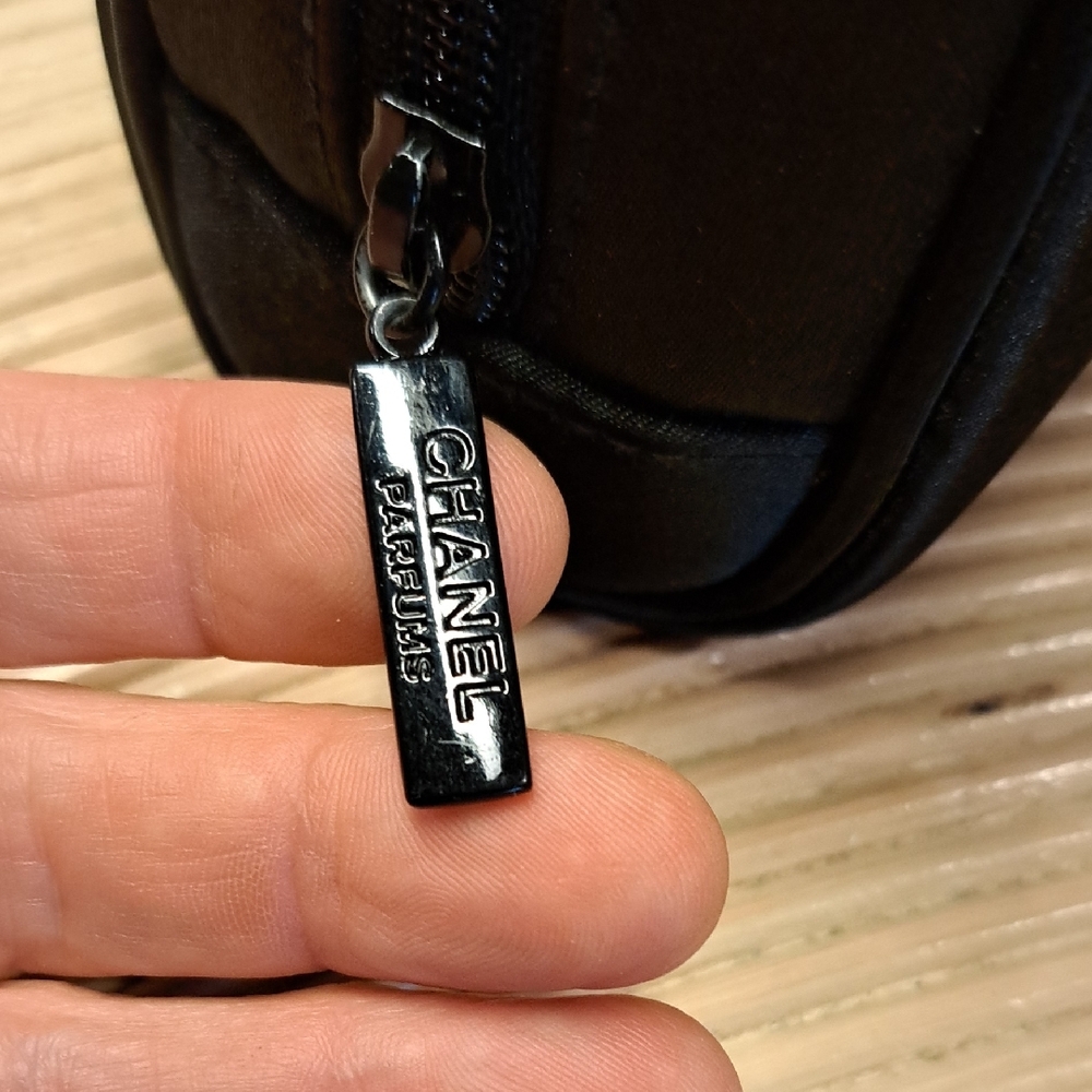 Chanel Parfums Cosmetic Case - Picture 5 of 7